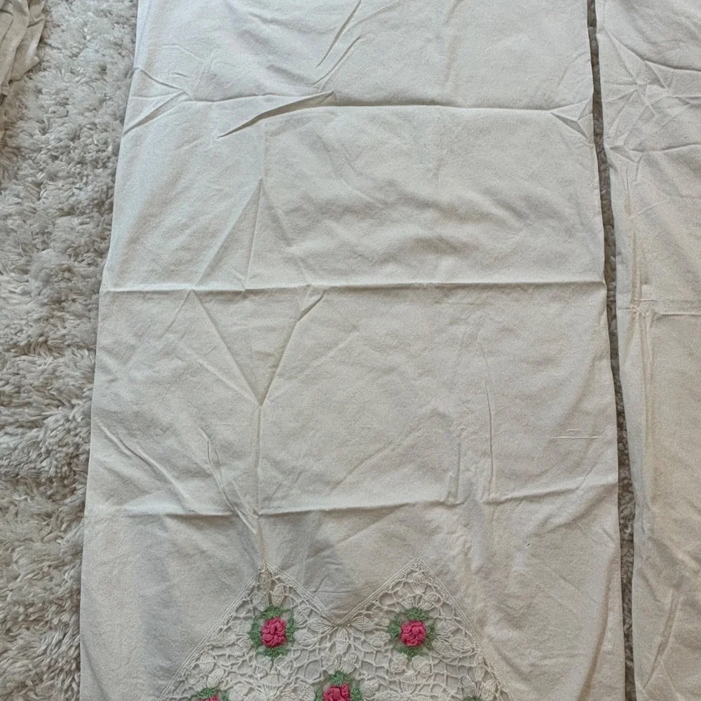 Vintage Floral Pillowcases/Sham Flowers Crochet Edge